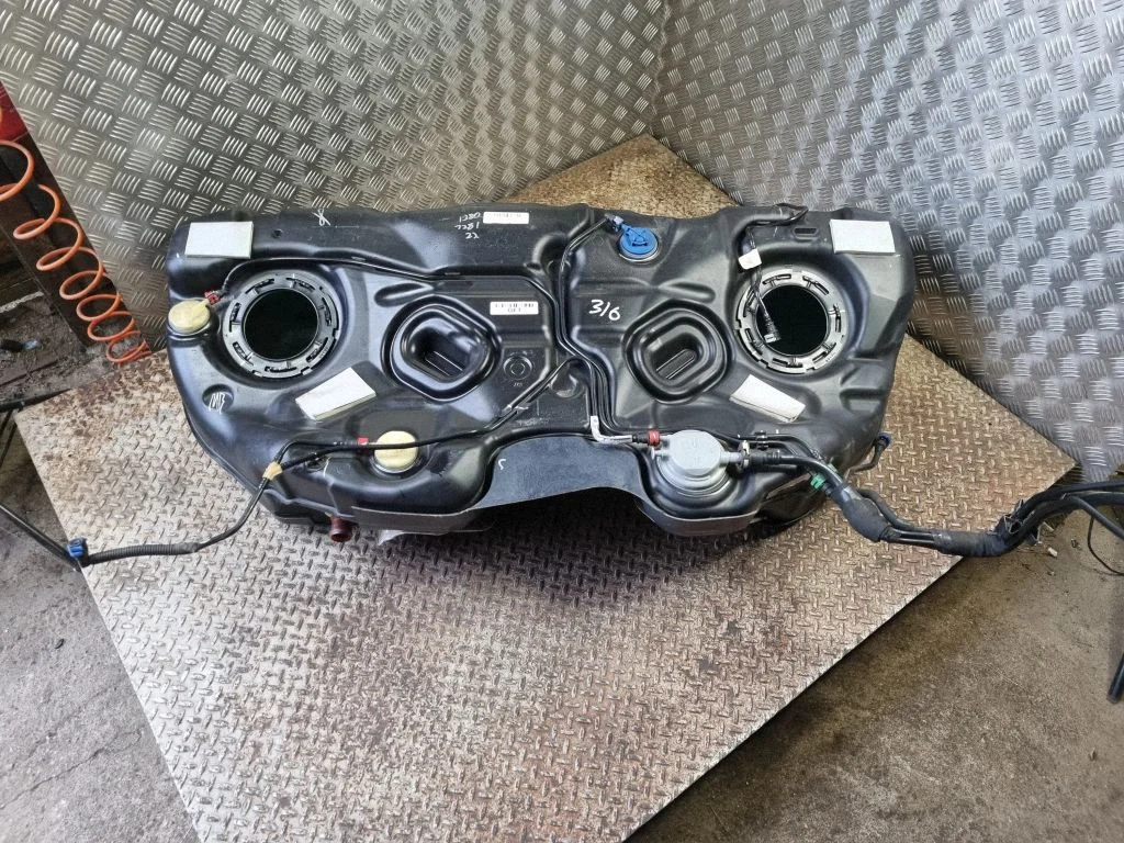 Fuel tank 68200539AC