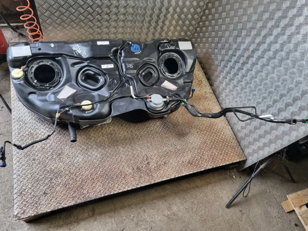 Fuel tank 68200539AC