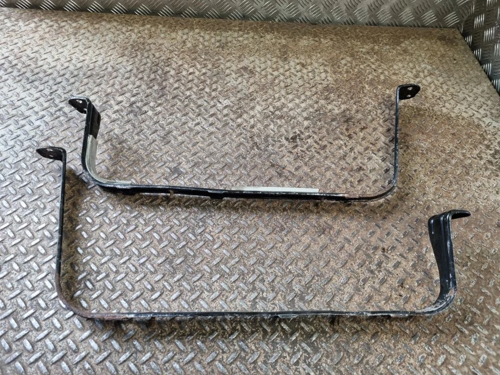 Fuel tank mounting bracket