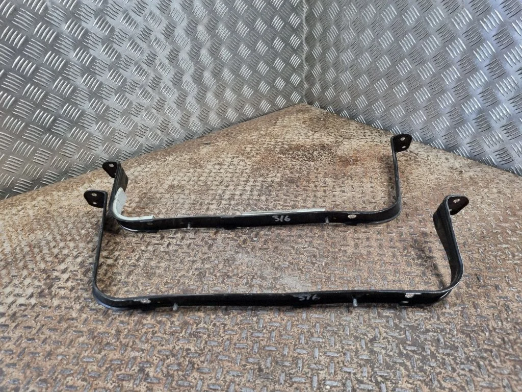 Fuel tank mounting bracket