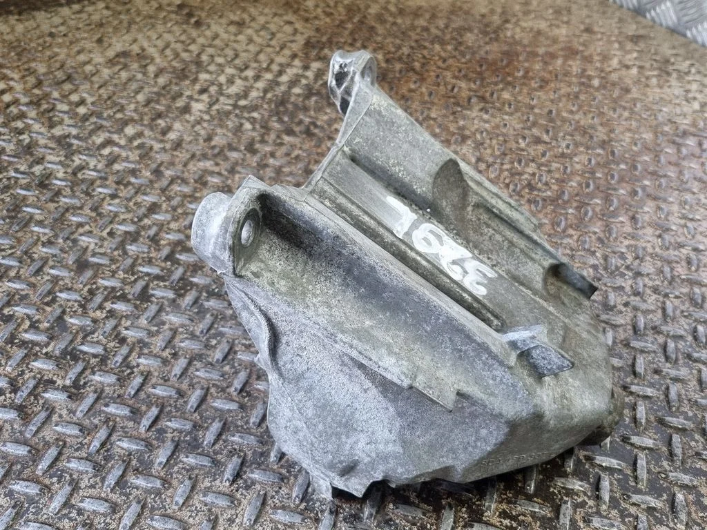 Engine mounting bracket 80A199307D