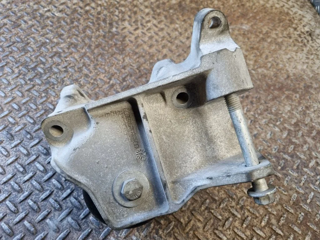 Engine mounting bracket – Ford Mondeo MK IV (2007-2014)