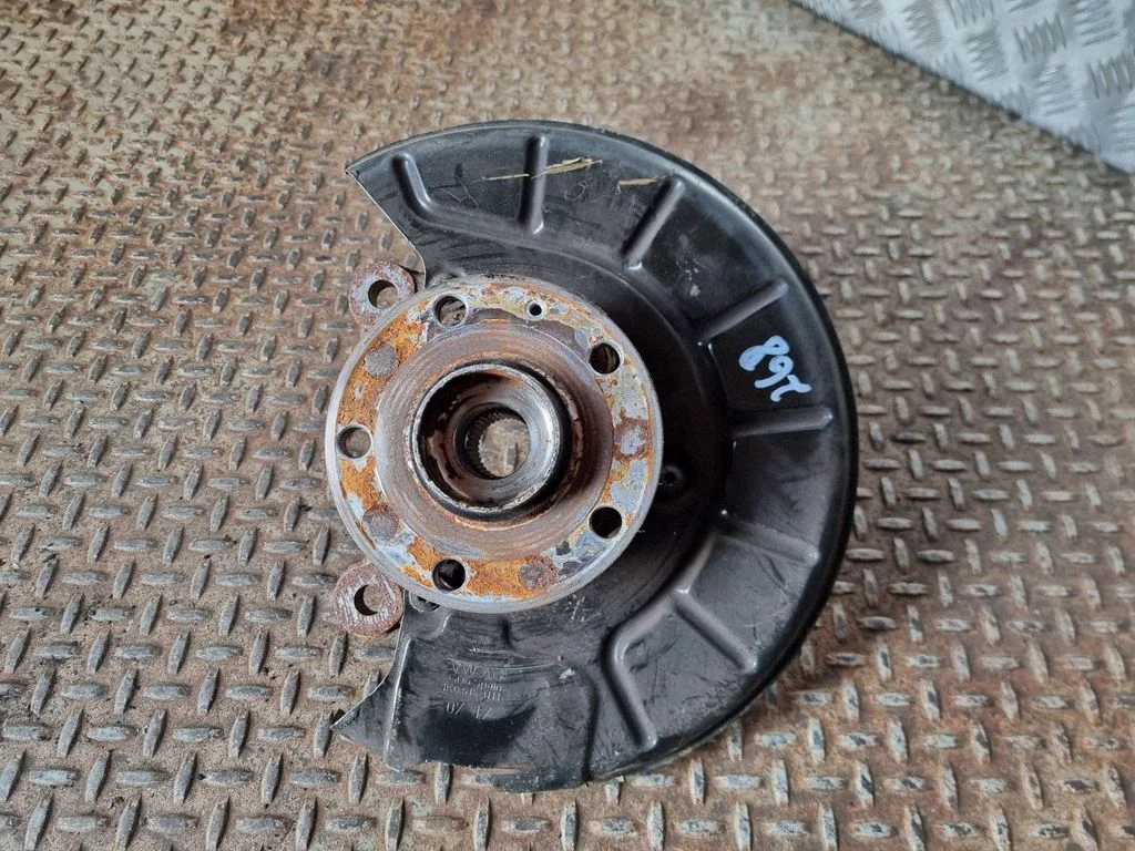 Front wheel hub – left