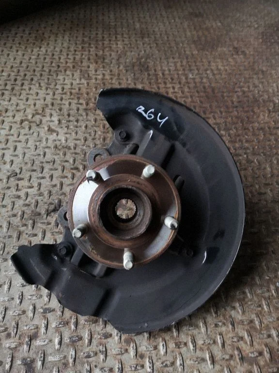 Front wheel hub – left