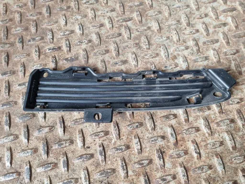Front bumper lower grill 7355240
