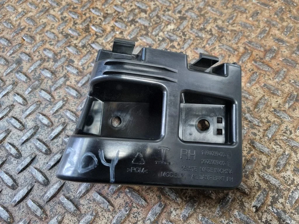Rear bumper mounting bracket 149403900E