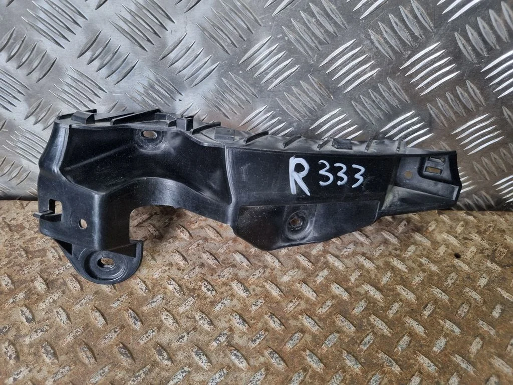 Rear bumper mounting bracket 68226562AA