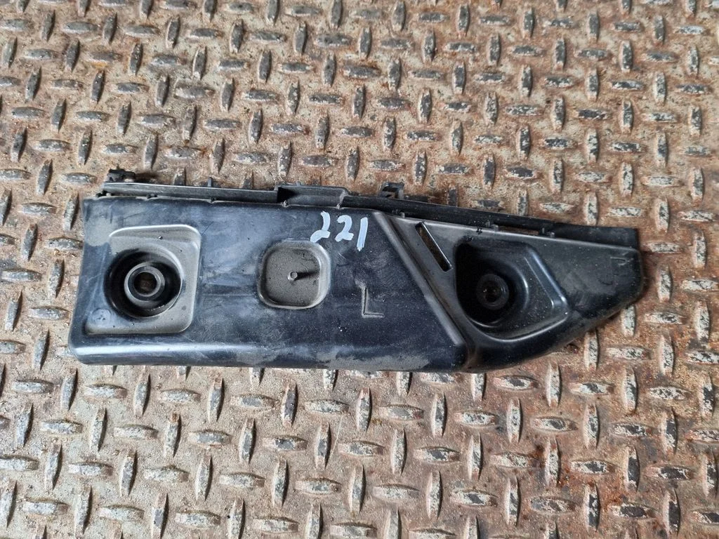 Rear bumper mounting bracket A1768850165