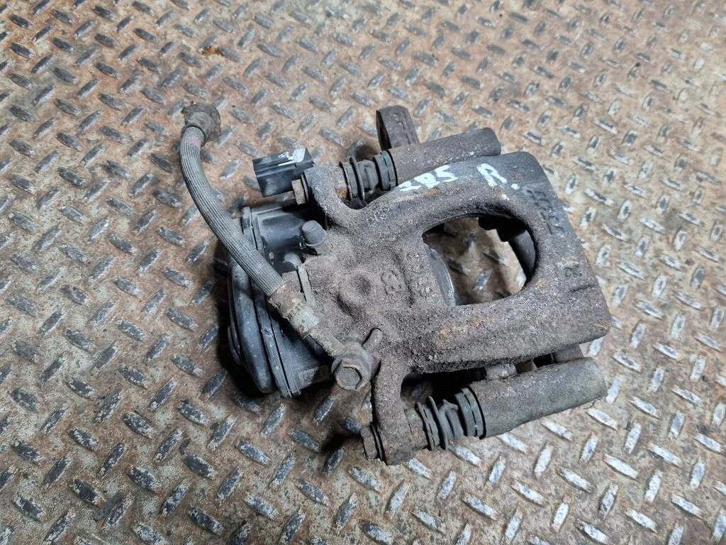 Tagumine pidurisadul 440004CA0A