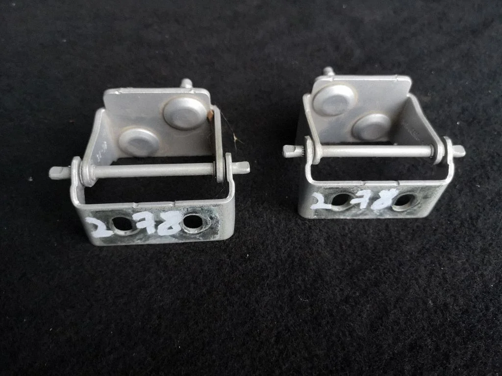 Tailgate/trunk/boot hinge AM51U42900AE