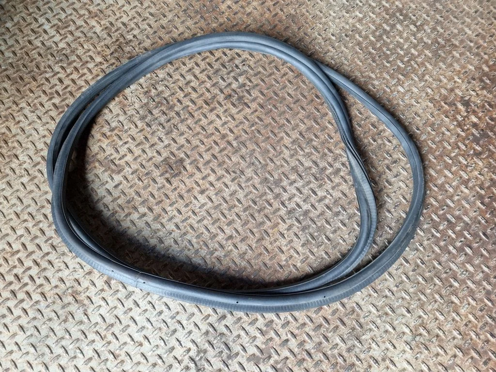Bagāžnieka blīvgumija (uz virsbūves) 5L6827705D