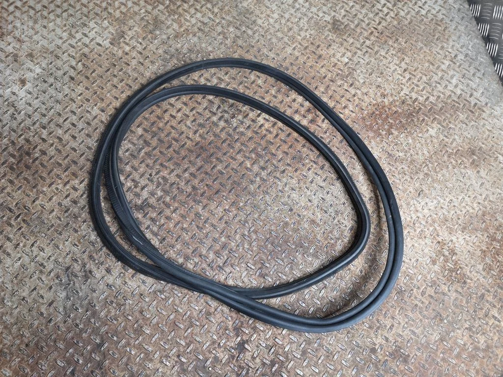 Bagāžnieka blīvgumija (uz virsbūves) 7255635