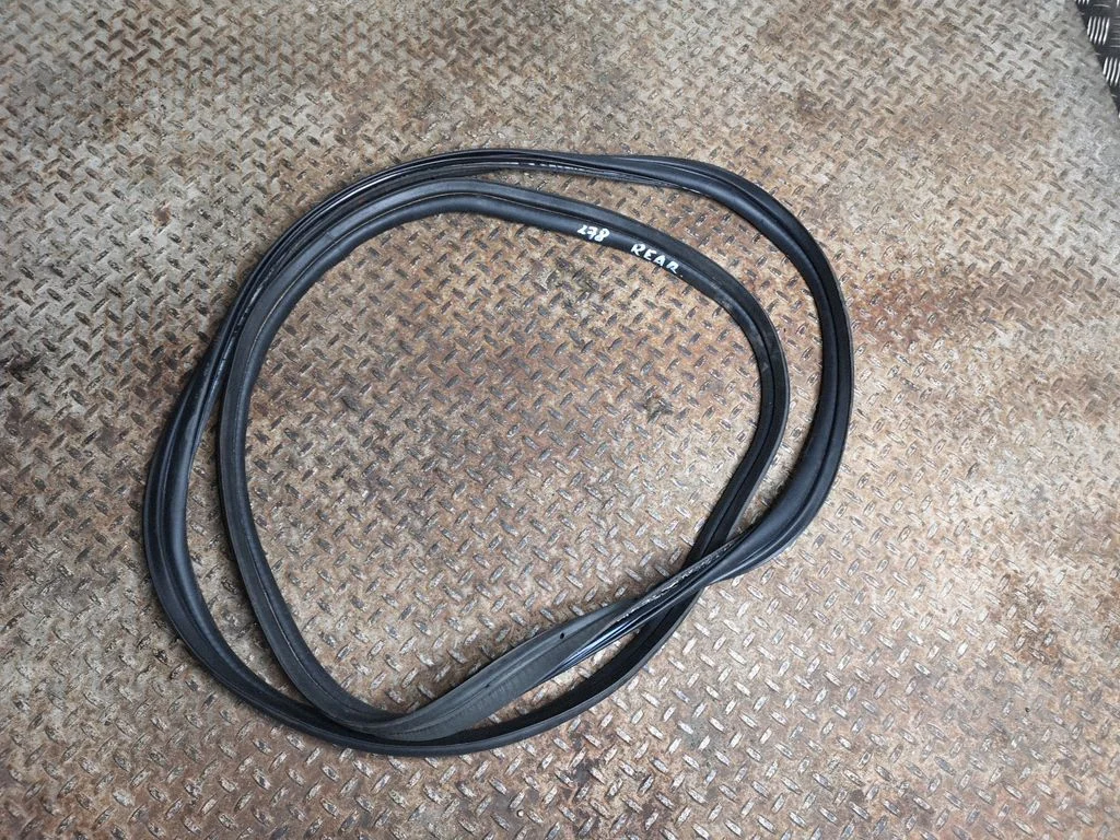 Loading door rubber seal (on body)