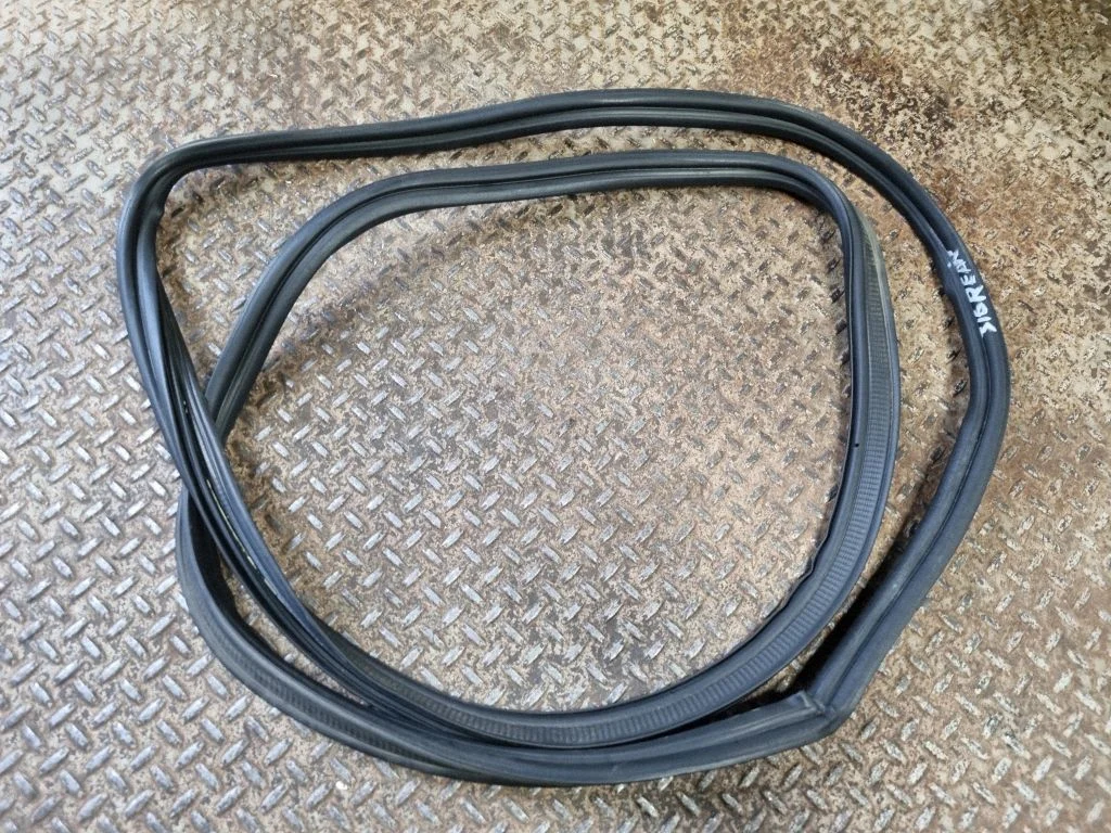 Loading door rubber seal (on body)