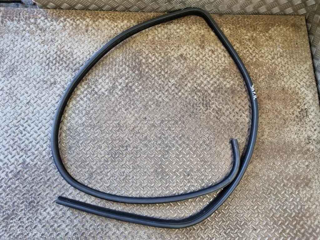 Front door rubber seal – right