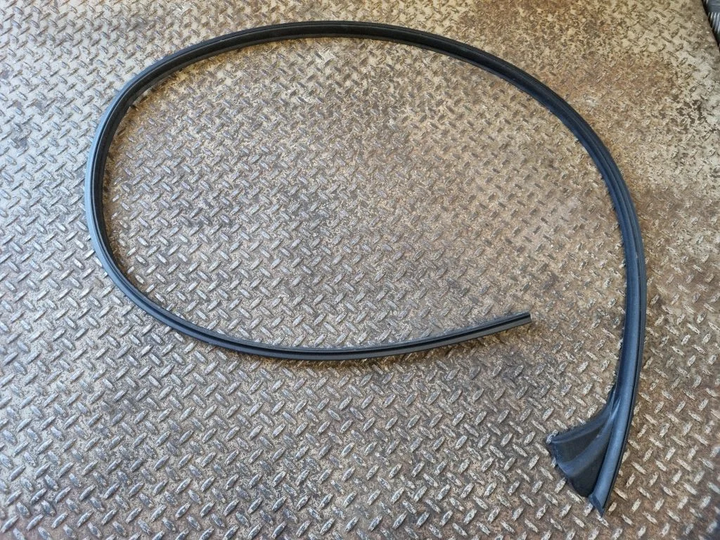 Front door rubber seal 149767800B