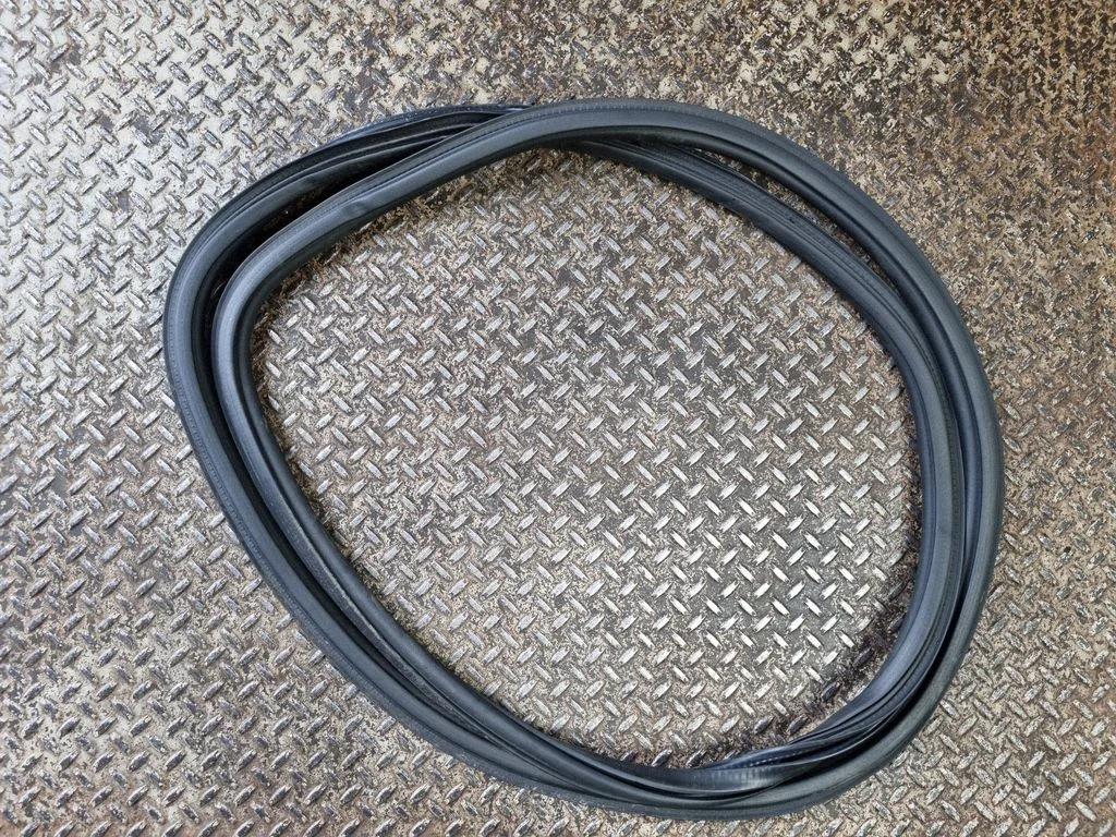 Front door rubber seal – left