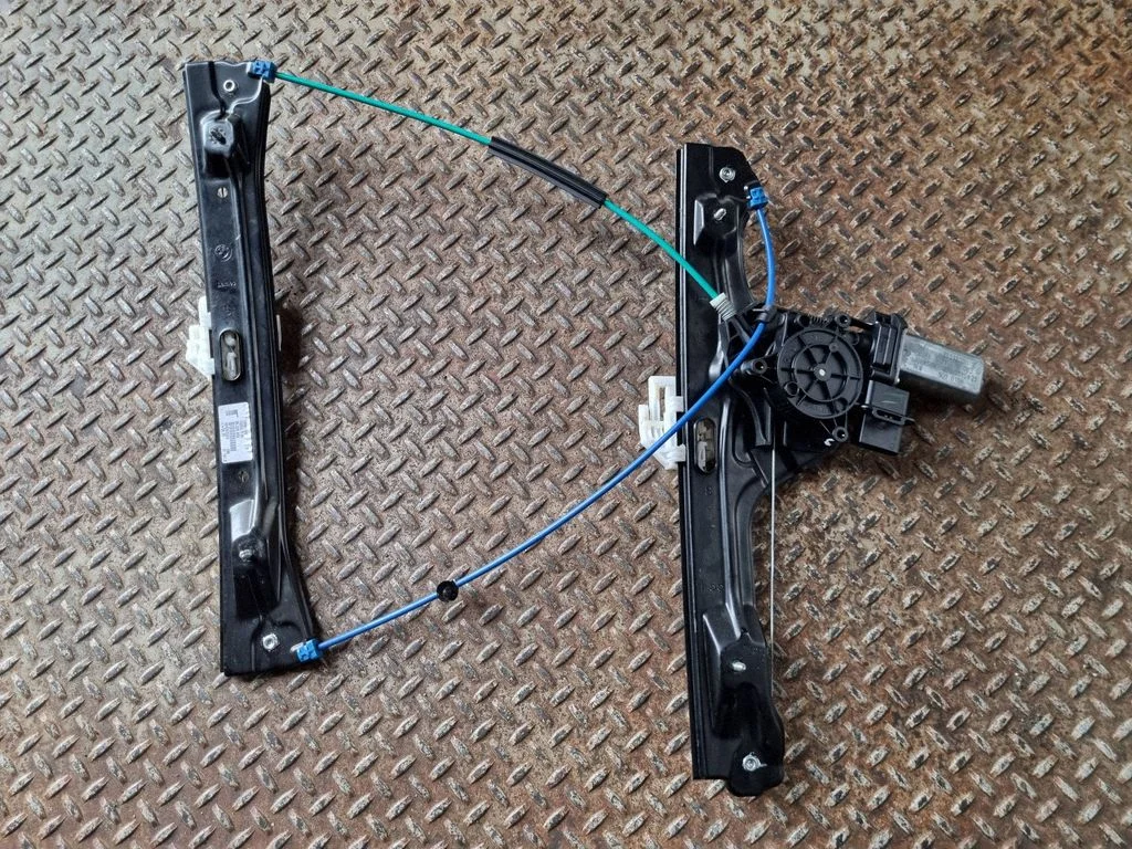 Front door window regulator with motor 7320277