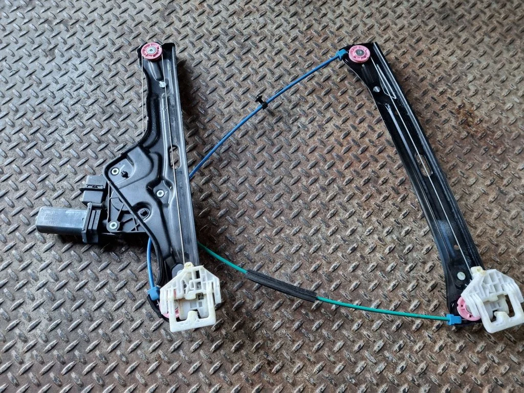 Front door window regulator with motor 7320278
