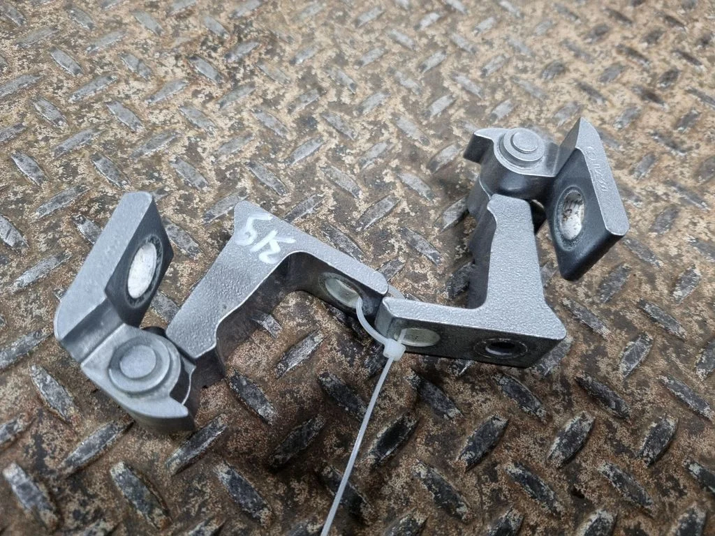 Rear door hinge set 8V5833404C