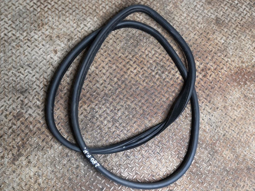 Uszczelka drzwi przednich (na karoserii) – Land Rover Range Rover Evoque L538 (2011-2018)