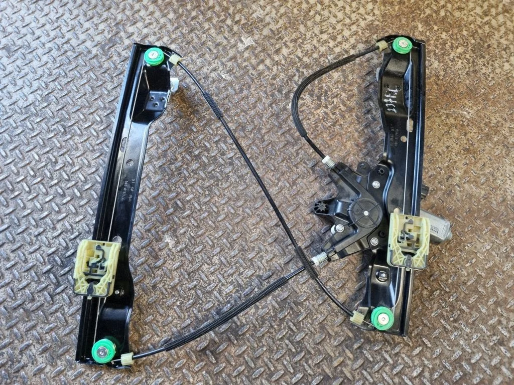 Front door window regulator with motor – Ford Focus (2010-2017)