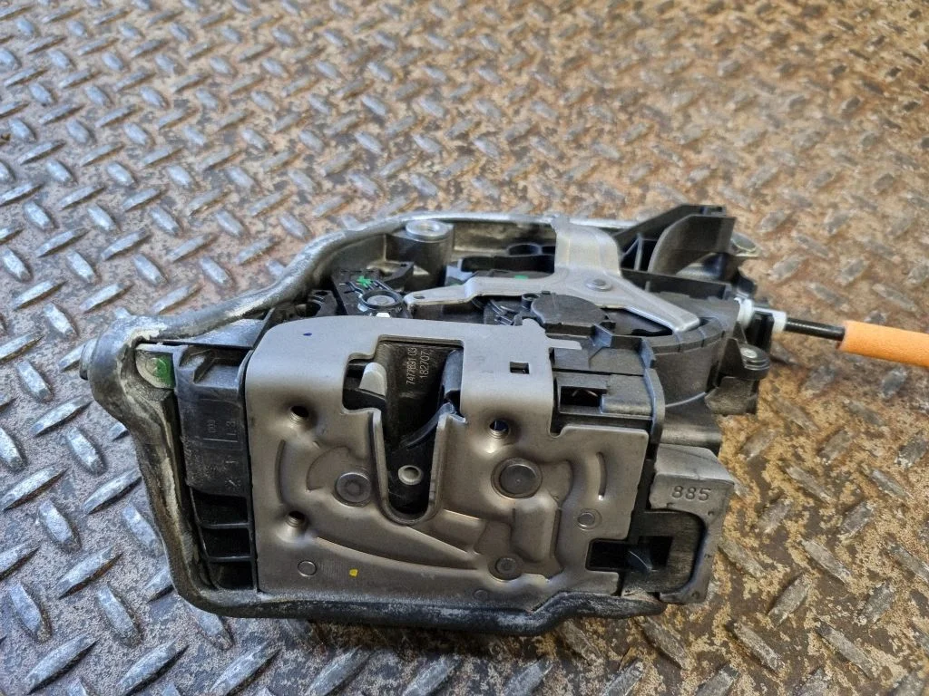 Rear door lock 7477691