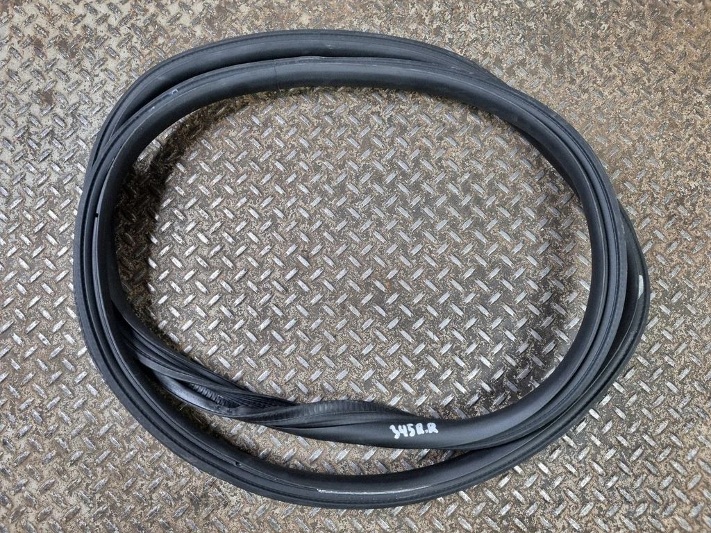 Rear door rubber seal (on body) A2976970400