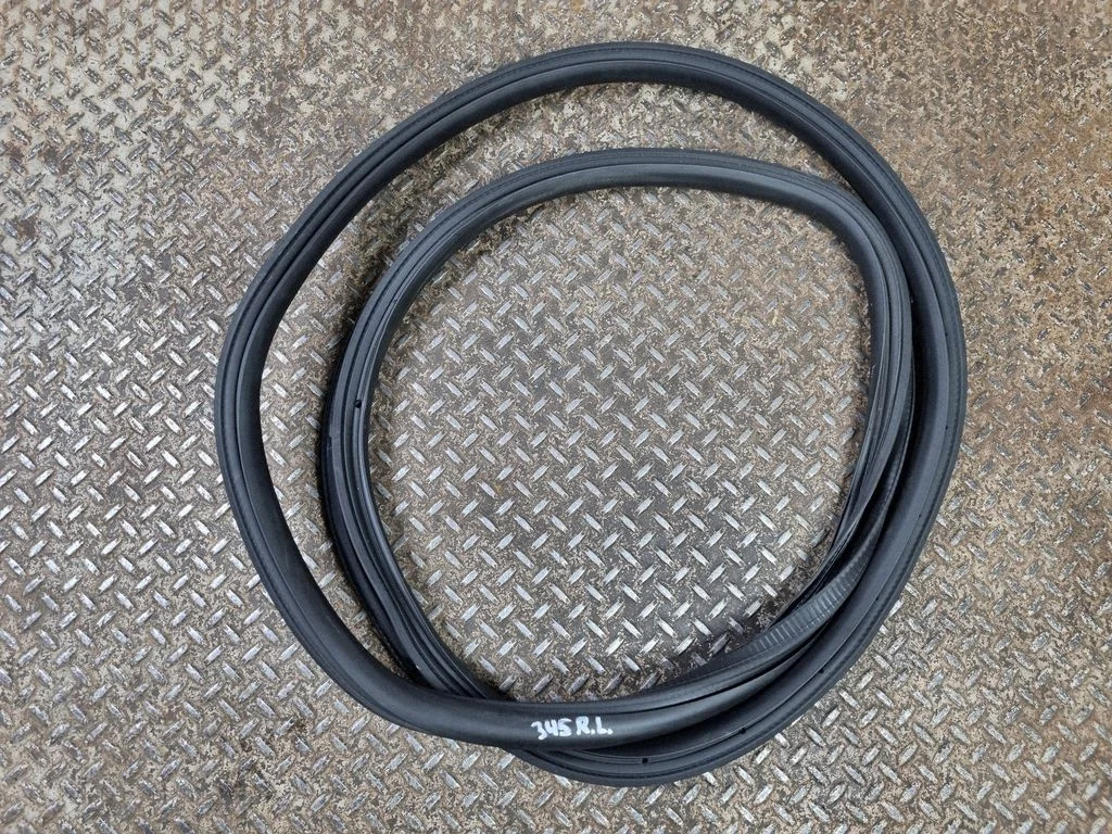 Rear door rubber seal (on body) A2976970300