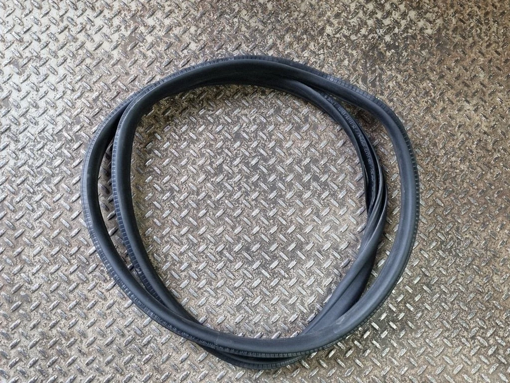 Rear door rubber seal (on body) 7483099