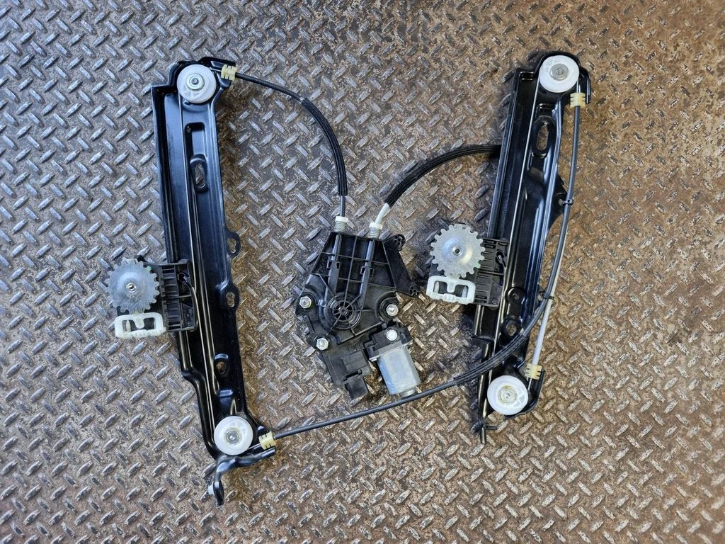Rear door window regulator with motor 9851139