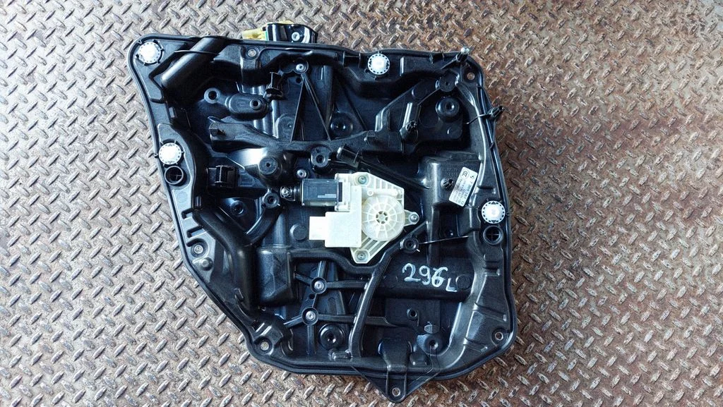 Rear door window regulator with motor 7365167