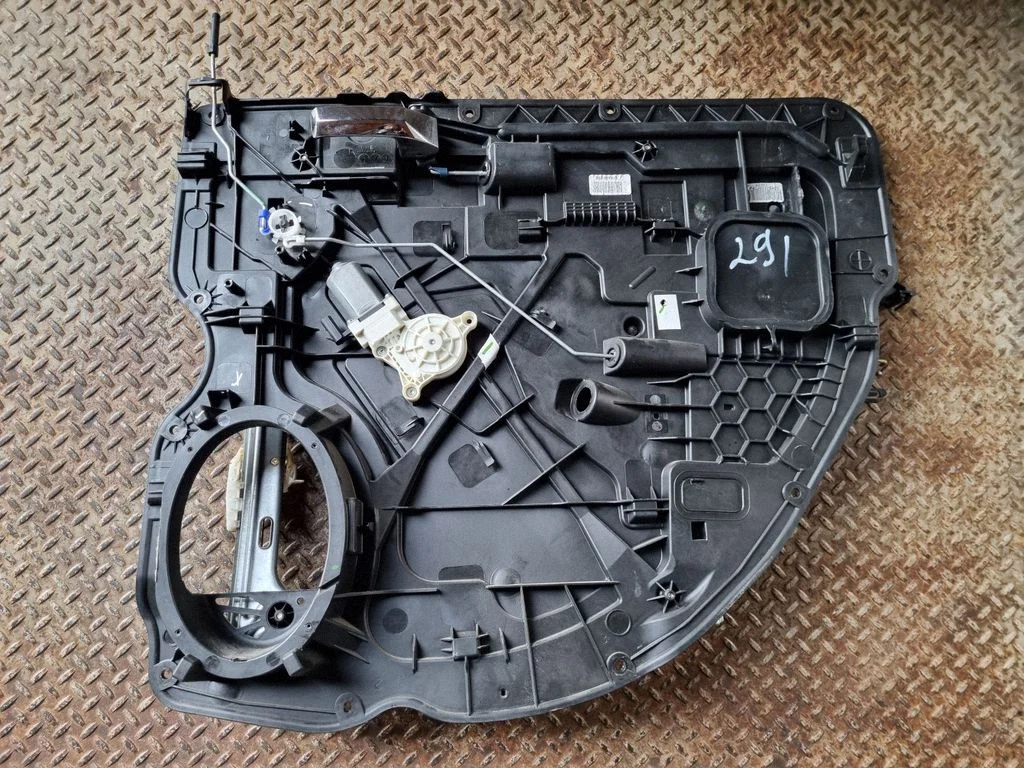 Rear door window regulator with motor S82481375