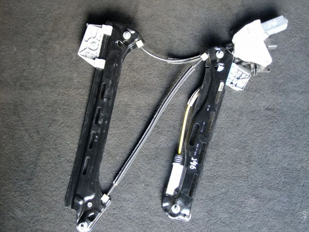 Rear door window regulator with motor A2078200642