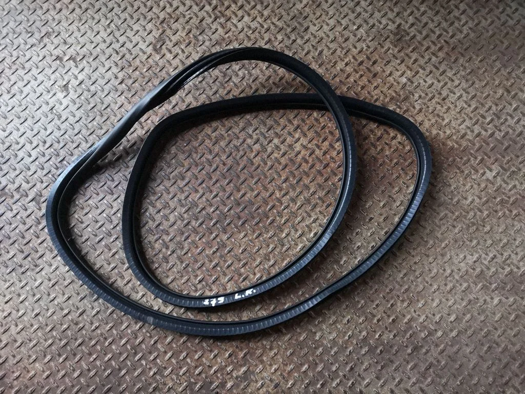 Rear door rubber seal (on body) – left