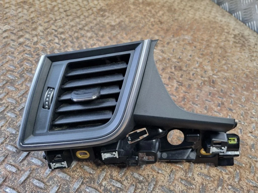 Armatuurlaua külje õhutusresti kate 80B820901