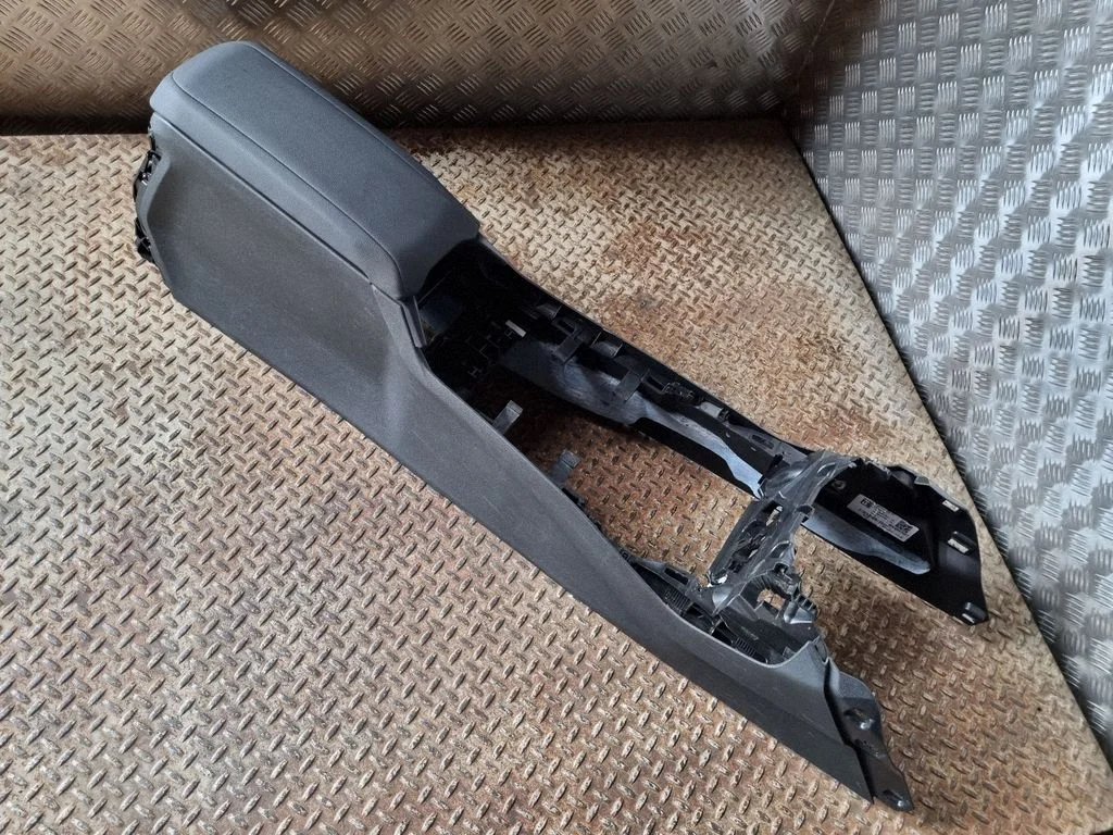 Center console – BMW 1 Series F40 (2019-2023)