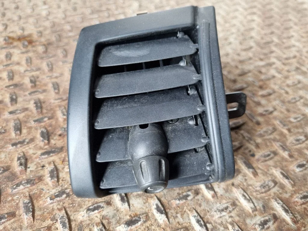 Dashboard side air vent grill/cover trim 9265405