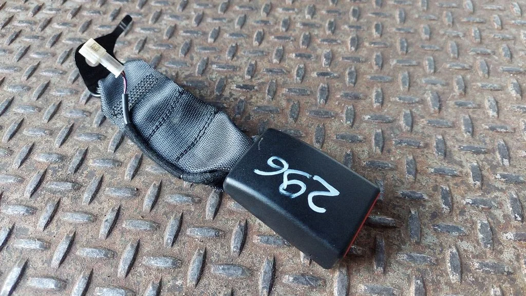Rear seatbelt buckle 7412785