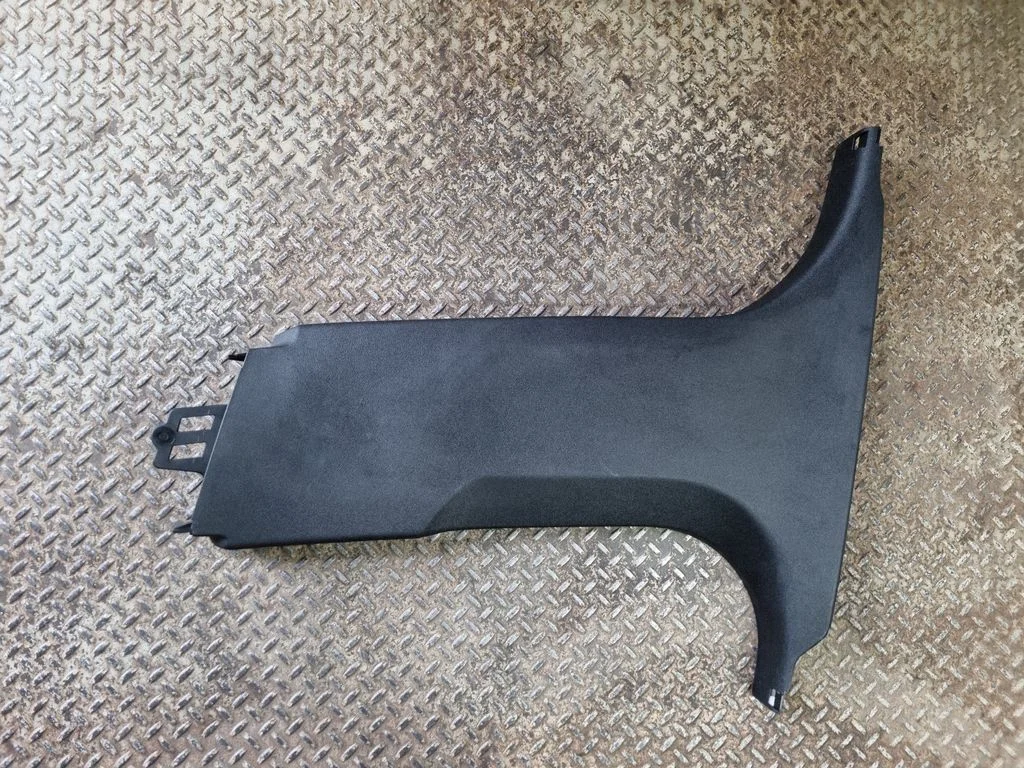 (B) pillar trim (bottom) 7475575