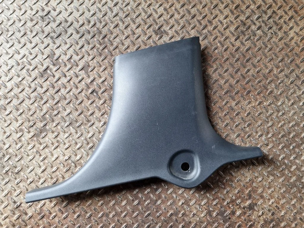 (B) piilari kate (alumine) – Mercedes-Benz CLA-klass C117 X117 W117 (2013-2019)