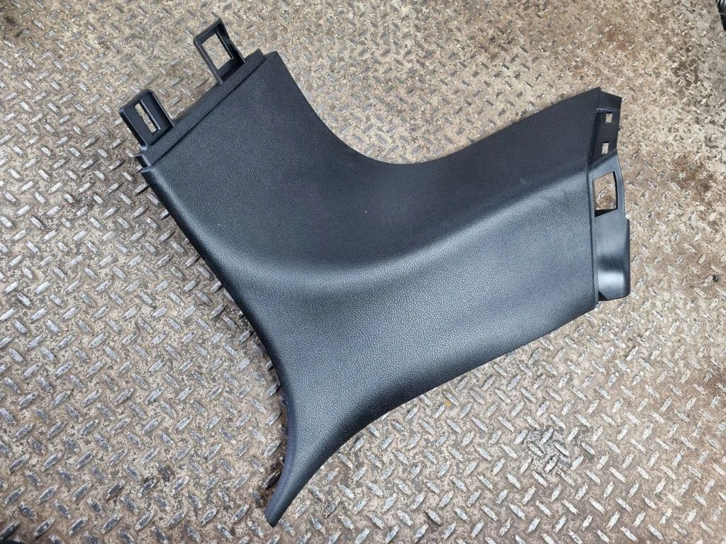 (C) pillar trim 5VP18DX9AC