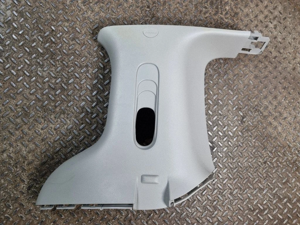 (C) piilari kate – Chrysler Pacifica (2017-)
