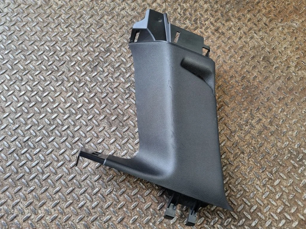(C) pillar trim – Jeep Grand Cherokee (2010-2021)