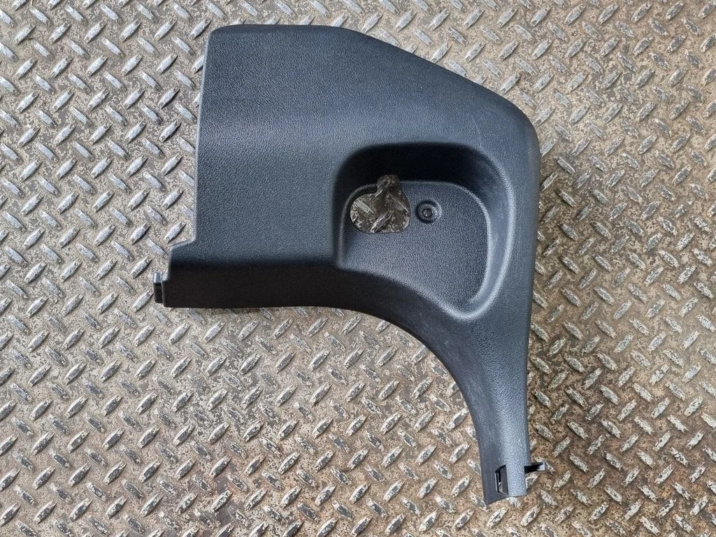 Front sill trim cover 7444935