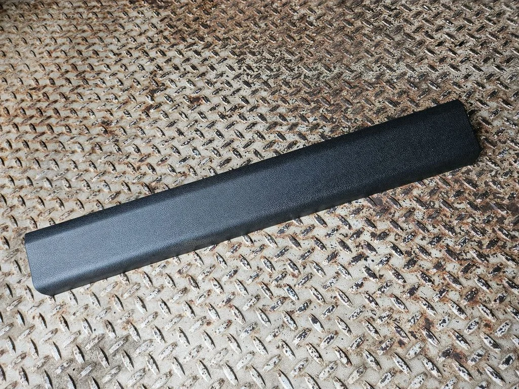 Front sill trim cover 7375729