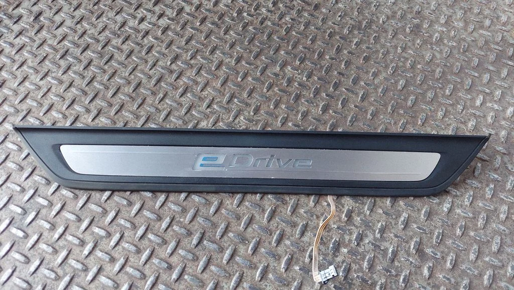 Front sill trim cover 7405772