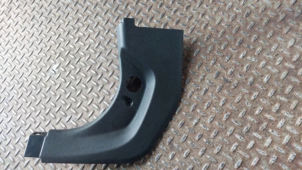 Front sill trim cover 7375731