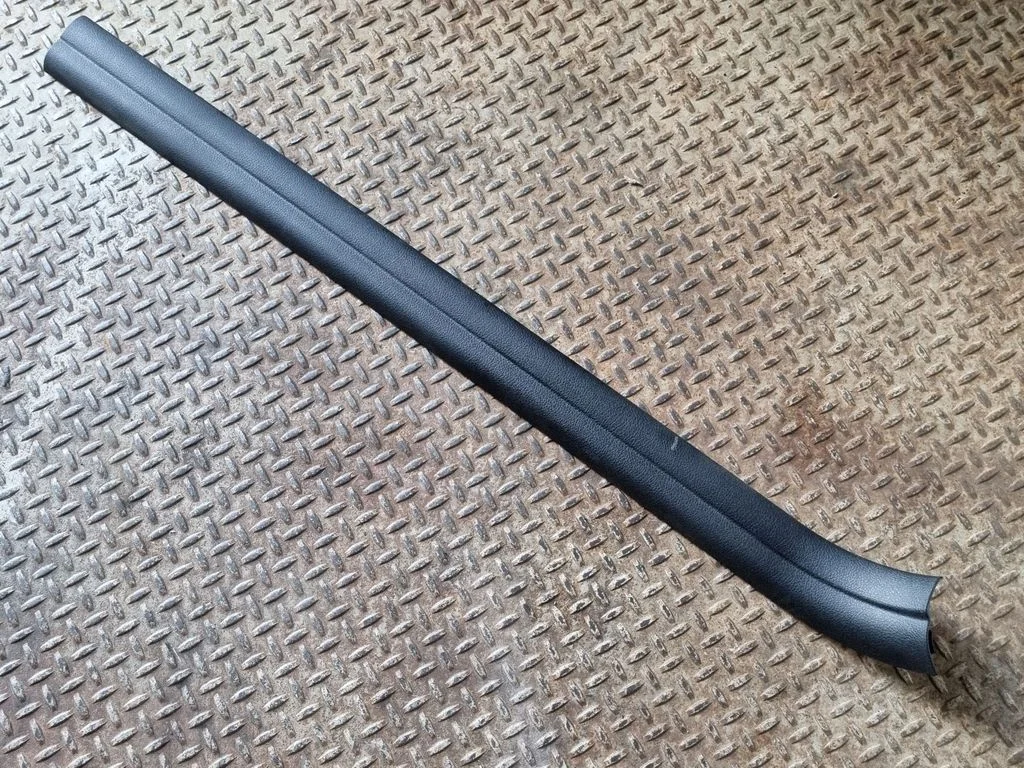 Front sill trim cover 7261166