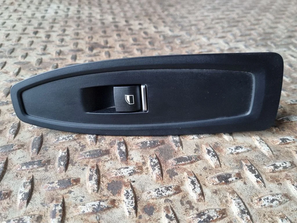 Electric window control switch 7444008